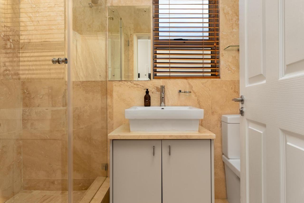 32 Bellevue Street * Cape Town